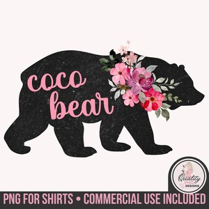 Könnte beinhalten: Eine schwarze Bärensilhouette mit den Worten "coco bear" in rosa Schrift. Der Bär ist mit einem Blumenarrangement aus rosa und roten Blumen geschmückt. Das Bild enthält den Text "PNG FOR SHIRTS • COMMERCIAL USE INCLUDED".