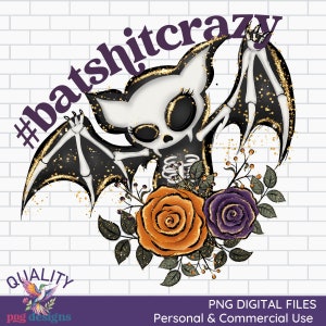 Puede incluir: Ilustración digital de un esqueleto de murciélago con alas negras y doradas brillantes, rodeado de rosas naranjas y moradas. El texto "#batshitcrazy" está arqueado sobre el murciélago. Fondo de ladrillos blancos.