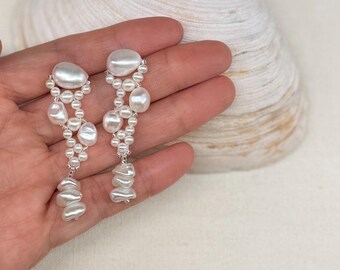 Pendientes colgantes de perlas originales tejidos a mano con perlas naturales de agua dulce y poste de titanio.