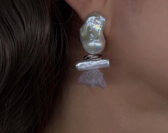 Pendientes de botón orgánicos de perlas barrocas y amatistas / Pieza llamativa de primavera Joyería orgánica