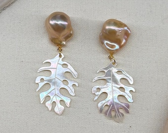 Pendientes barrocos de Monstera con perlas / Perla rosa natural de agua dulce, poste de oro de 14 quilates