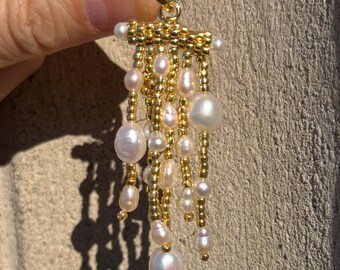 Pendientes de perlas de agua dulce naturales S925 hechos a mano con diseño original de cascada dorada y borlas.