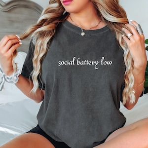 Social Battery Low Comfort Colors T-Shirt, Funny Introvert Tee, Minimalist Sarcastic Graphic T-Shirt, Relatable Mood Outfit Gift VLB1153