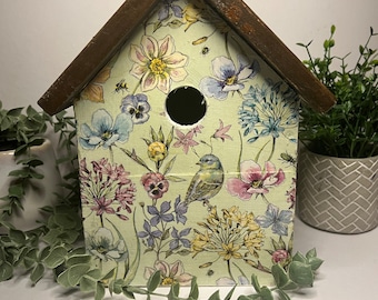 Splendida casetta per uccelli in legno decoupage con uccelli e motivi floreali.