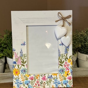 Impresionante marco de fotos con diseño decoupage con motivos florales y abejas. Con corazones de madera para colgar.
