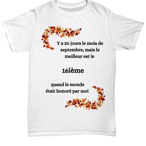 Può includere: Una t-shirt bianca a maniche corte con una grafica di foglie autunnali nei toni dell'arancione, rosso e giallo. Il testo stampato in nero recita: Y a 30 jours le mois de septembre, mais le meilleur est le 16ième quand le monde était honoré par moi.