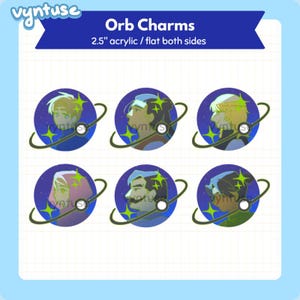 Peut inclure: Charmes orb, acrylique de 6,35 cm, plats des deux côtés. L'image montre six breloques circulaires avec des profils de personnages sur fond étoilé. Chaque breloque a un anneau vert en forme de planète et des étoiles. Le texte "Orb Charms" est en haut.