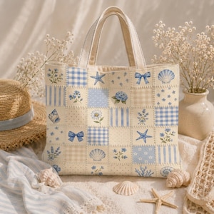 Peut inclure: Un sac fourre-tout avec un motif patchwork compos&eacute; de carr&eacute;s bleu clair et cr&egrave;me. Le design pr&eacute;sente des illustrations de n&oelig;uds bleus, de coquillages, d'&eacute;toiles de mer, de fleurs et de carreaux vichy. Le sac poss&egrave;de deux anses sup&eacute;rieures.