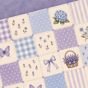 Peut inclure: Un tissu patchwork compos&eacute; d'une grille de carr&eacute;s dans des tons lavande, bleu clair et cr&egrave;me. Le motif pr&eacute;sente des illustrations de papillons violets, de brins de lavande, de fleurs d'hortensia bleues, d'un panier de lavande et d'un n&oelig;ud.