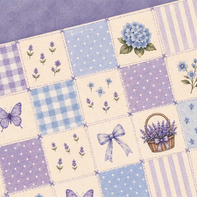 Peut inclure: Un tissu patchwork compos&eacute; d'une grille de carr&eacute;s dans des tons lavande, bleu clair et cr&egrave;me. Le motif pr&eacute;sente des illustrations de papillons violets, de brins de lavande, de fleurs d'hortensia bleues, d'un panier de lavande et d'un n&oelig;ud.