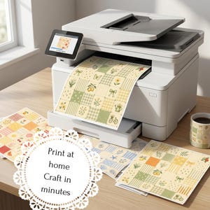 Peut inclure: Une imprimante multifonction blanche &eacute;mettant une feuille de papier avec une grille de motifs botaniques et vichy. Des feuilles imprim&eacute;es suppl&eacute;mentaires avec des motifs similaires sont &eacute;parpill&eacute;es &agrave; proximit&eacute;, avec une tasse assortie.