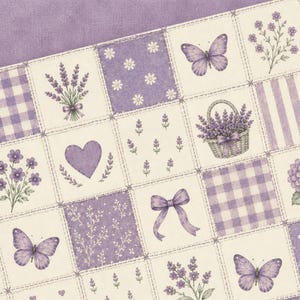 Peut inclure: Un motif de tissu compos&eacute; d'une grille de carr&eacute;s dans des tons de violet et de cr&egrave;me. Les carr&eacute;s pr&eacute;sentent des illustrations de brins de lavande, de papillons, d'un panier de lavande, d'un c&oelig;ur, d'un n&oelig;ud, de vichy et de motifs floraux.