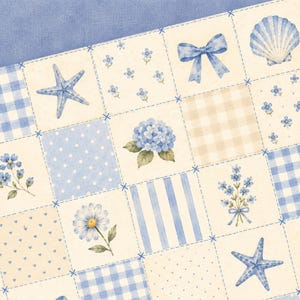 Peut inclure: Un motif de tissu ou de papier pr&eacute;sentant une grille de carr&eacute;s avec diverses illustrations, notamment des &eacute;toiles de mer bleues, des coquillages, des n&oelig;uds, des hortensias, des marguerites et des petites fleurs, alternant avec des carreaux vichy.