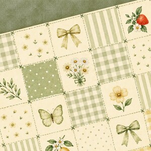 Peut inclure: Un tissu style patchwork compos&eacute; d'une grille de carr&eacute;s cr&egrave;me d&eacute;cor&eacute;s de motifs vert sauge incluant vichy, rayures, pois, n&oelig;uds, papillons, marguerites, fraises et branches feuillues avec des d&eacute;tails de croix cousues.