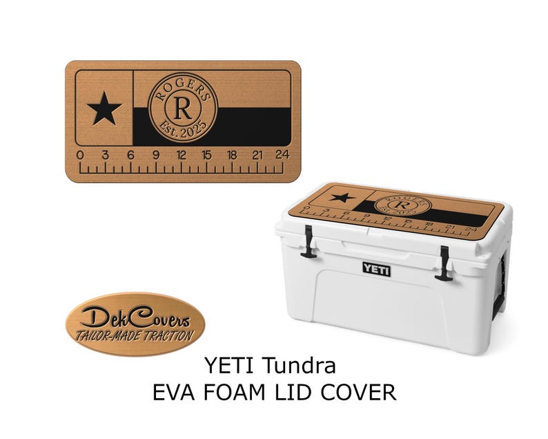 K&ouml;nnte beinhalten: Wei&szlig;er YETI Tundra-K&uuml;hler mit einer individuellen EVA-Schaumstoff-Deckelauflage. Die Deckelauflage ist braun mit einem schwarzen Streifen, einem Stern und dem Text "ROGERS Est. 2025". Ein Lineal ist am unteren Rand aufgedruckt. Der Text "Dek Covers" ist ebenfalls sichtbar.