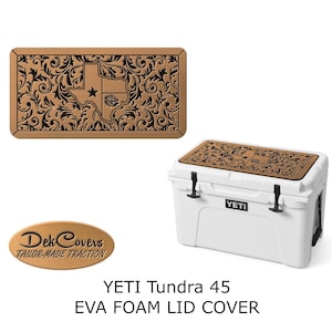 Puede incluir: Una cubierta de tapa de espuma EVA marr&oacute;n con un dise&ntilde;o del estado de Texas, que incluye una estrella y una rosa, se encuentra sobre una nevera blanca YETI Tundra 45. La cubierta de la tapa presenta un patr&oacute;n de desplazamiento decorativo.