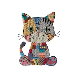 Könnte beinhalten: Eine bunte Patchwork-Katze mit grünen Augen und einem fröhlichen Ausdruck. Die Katze sitzt mit gekreuzten Beinen und dem Schwanz um den Körper gewickelt.