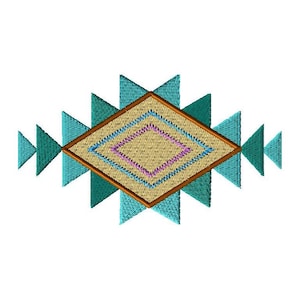 Può includere: Design ricamato con una forma a diamante centrale, riempito di beige e incorniciato da un bordo marrone. Triangoli turchese circondano il diamante, con un diamante più piccolo all'interno con dettagli rosa e blu. Su sfondo bianco.