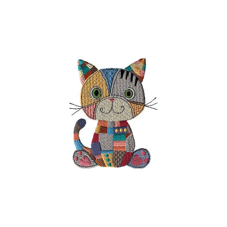 K&ouml;nnte beinhalten: Eine bunte Patchwork-Katze mit gr&uuml;nen Augen und einem fr&ouml;hlichen Ausdruck. Die Katze sitzt mit gekreuzten Beinen und dem Schwanz um den K&ouml;rper gewickelt.