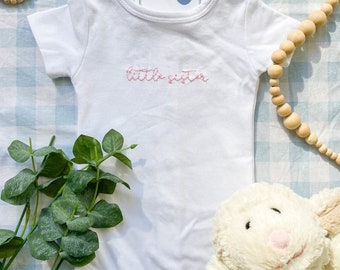 Chemise petite soeur, faire-part de naissance brodé à la main, cadeau de baby shower, cadeau de naissance cousu main, séance photo de nouveau-né