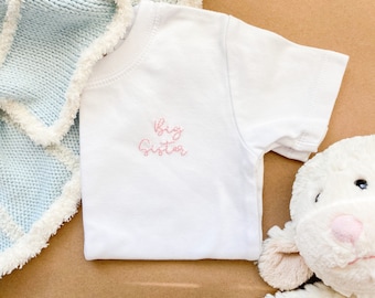 Camicia ricamata a mano per sorella maggiore, annuncio del bambino, camicia cucita a mano personalizzata per sorella maggiore, servizio fotografico per neonato, foto neonato