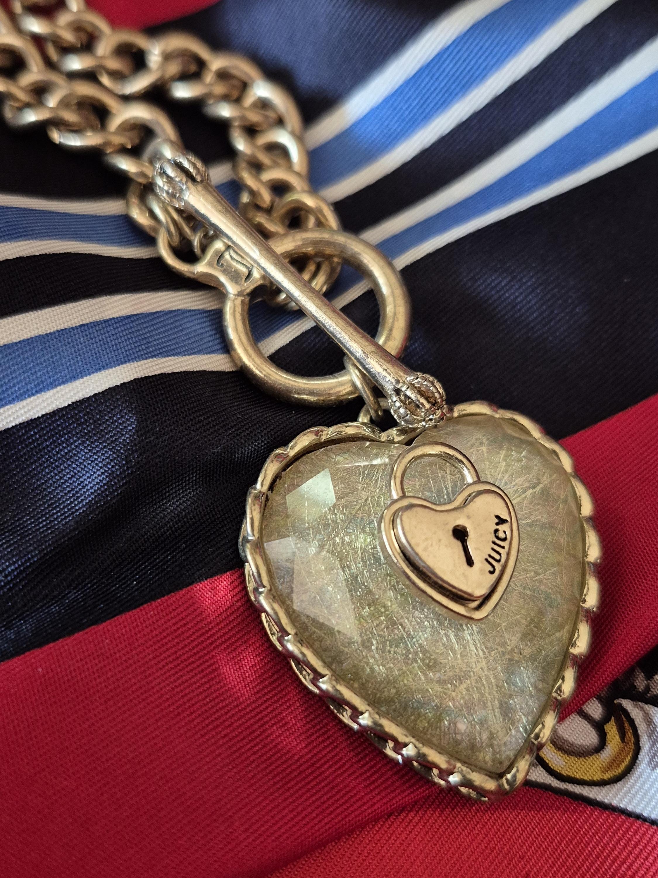 Juicy Couture シルバーハートチャーム ネックレス Amazon.com: Juicy Couture SIlvertone Heart Charm Pendant