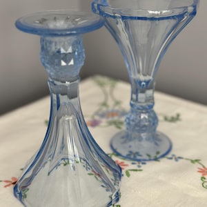 Vintage Art Deco Blau Pressglasvasen, Paar Sockel Tulip Glaswaren, 2er-Set, Sammlerglas, Vtg Glaswaren, Kerzenhalter