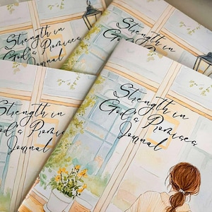 Puede incluir: Cuatro diarios de acuarela con el texto "Strength in God's Promises Journal" en la portada. Los diarios presentan una pintura de acuarela de una ventana con una linterna y flores.
