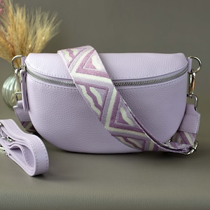 Lila Leder Bauchtasche für Frauen mit gemustertem Riemen Schulter Crossbody Damen Umhängetasche Silberhardware breitem Träger Geschenk