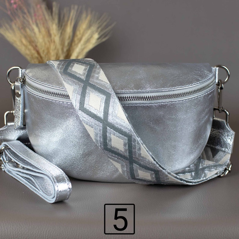 Silber Leder Bauchtasche für Frauen mit gemustertem Riemen Schulter Crossbody Damen Umhängetasche silber Hardware breitem Träger Geschenk Bild 6