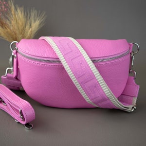 Rosa Leder Bauchtasche für Frauen mit gemustertem Riemen Schulter Crossbody Damen Umhängetasche silber Hardware breitem Träger Geschenk