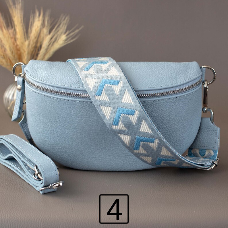 Sac banane bleu clair femmes avec sangle à motifs Sac à bandoulière en cuir Sacoche de taille Matériel argenté Sac à main ceinture large 4