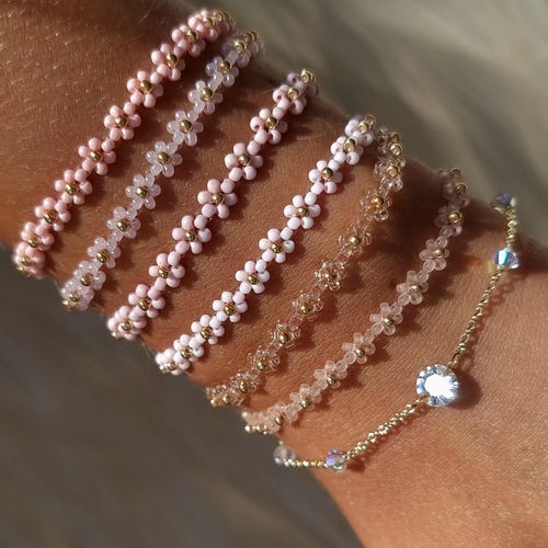 Bracelet fleur marguerite fait main (Fard à joues rose) | Perles naturelles, fermoir en or 14 carats | Cadeau délicat et élégant