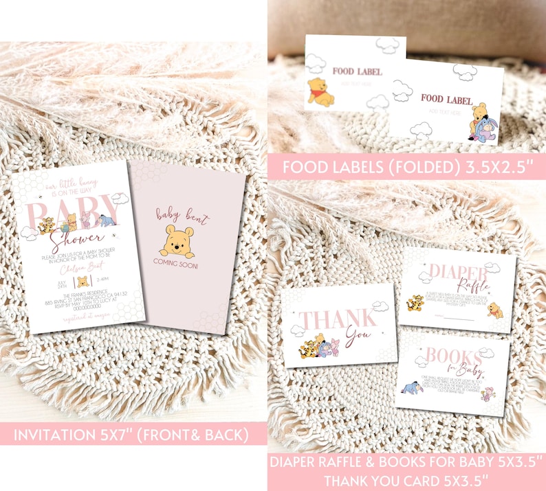Może przedstawiać: Zestaw papeterii na baby shower z Kubusiem Puchatkiem. Zawiera zaproszenie (12,7x17,8 cm), etykiety na jedzenie (8,9x6,4 cm), kartkę z podziękowaniami (12,7x8,9 cm), loterię pieluszkową i karty z książkami dla dziecka. Miękka r&oacute;żowa i biała kolorystyka.