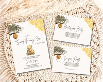 Puede incluir: Una invitación a una fiesta de bienvenida al bebé con temática de abeja. La invitación presenta una abeja de dibujos animados sosteniendo un tarro de miel. El texto de la invitación dice "A Little Sweet Hunny Bee Is On The Way".