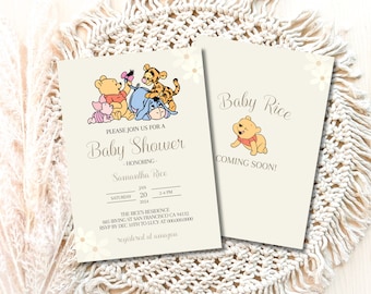 Op de afbeelding: Een Winnie de Poeh-thema baby shower uitnodiging met een cartoon afbeelding van Winnie de Poeh, Biggetje, Eeyore en Teigetje. De uitnodiging is voor de baby shower van Samantha Rice op 20 januari 2024, van 14:00 tot 16:00 uur bij The Rice's Residence. RSVP vóór 30 december aan Lucy op 0000000000. De uitnodiging bevat ook de tekst "Baby Rice Coming Soon!" en een cartoon afbeelding van Winnie de Poeh.