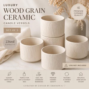 Puede incluir: Un conjunto de cinco recipientes de cerámica para velas en color blanco roto con un acabado texturizado de grano de madera en el exterior. Cada contenedor cilíndrico tiene una capacidad de 236ml. El texto en la imagen incluye Luxury Wood Grain Ceramic Candle Vessels, Set of 5, 236ml Capacity, Premium Ceramic Quality y Lids Not Included.