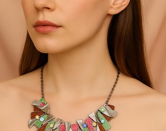Handgjort avantgardistiskt moderiktigt färgglatt abstrakt uttalandehalsband djärvt flerfärgat geometriskt halsband med kristaller unika modesmycken