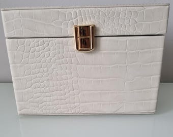Borsa a tracolla strutturata in pelle vegana con stampa coccodrillo Off-White e chiusura dorata, borsa minimalista per l'eleganza di tutti i giorni