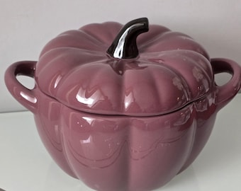 Plum Stoneware Pumpkin Casserole Dish with Lid: 2-Liter Autumn Décor