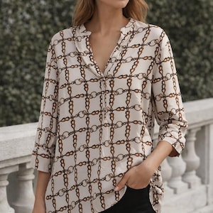 Puede incluir: Una taza de cerámica blanca con un asa negra y el texto "But First, Coffee" en negrita negra. La taza está sobre una superficie de madera. La taza mide aproximadamente 10 cm de alto.