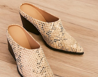 Mules beige con estampado de serpiente, tacón grueso sin cordones, talla 4.5 del Reino Unido.