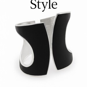 Pulsera de cuero con textura negra y plateada, moderna, ancha, con estilo, joyería contemporánea, ajustable, regalo para ella