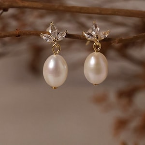 pearl earrings, bridal earrings, pearl earrings with gold leaf stud, leaf earrings, wedding earrings, bridesmaid gift.