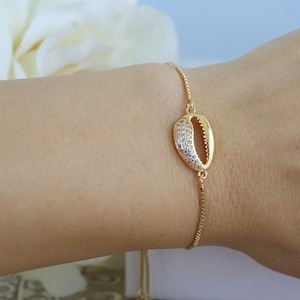 gold shell bracelet, 18k gold plated bracelet with cubic zirconia shell connector, shell bracelet, minimalist gold bracelet.