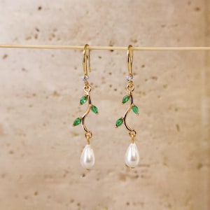 Emerald pearl earrings, leaf earrings, pearl earrings, gold emerald earrings, elegant wedding earrings, gift for her