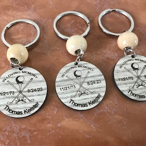 Personalisierte hölzerne Golf Feier des Lebens Favor Funeral Favors Keychain Golf - RIP Personalisierte Keychain Masse, In liebevollen Speicher Gefälligkeiten
