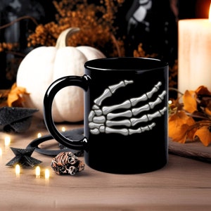 Taza manos esqueleto, 11oz Black Mug, Taza Halloween, Taza para Regalo