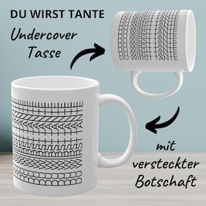 Può includere: Tazza in ceramica bianca con un motivo geometrico nero e il testo "DU WIRST TANTE Undercover Tasse" e "mit versteckter Botschaft". La tazza ha un manico curvo e una forma cilindrica.