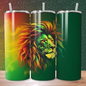 Puede incluir: Tres vasos de acero inoxidable con un fondo degradado verde, amarillo y rojo. Los vasos presentan un gráfico de cabeza de león colorido con una melena roja.